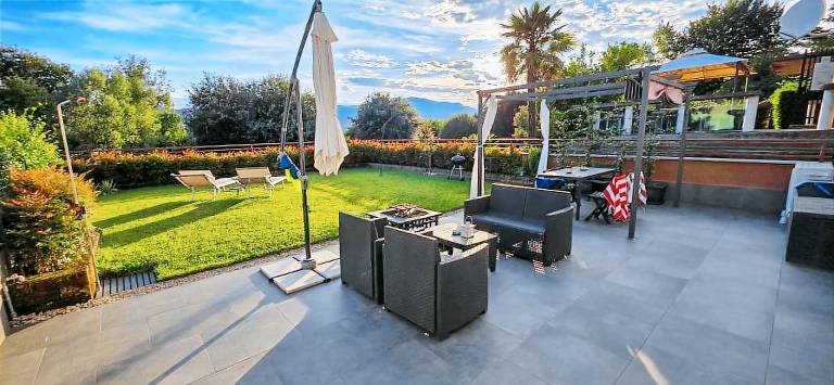 Apartment with barbeque, patio & yard | Garden view — photo 5
