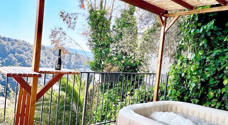 Holiday apartment with hot tub, patio & grill in Nice