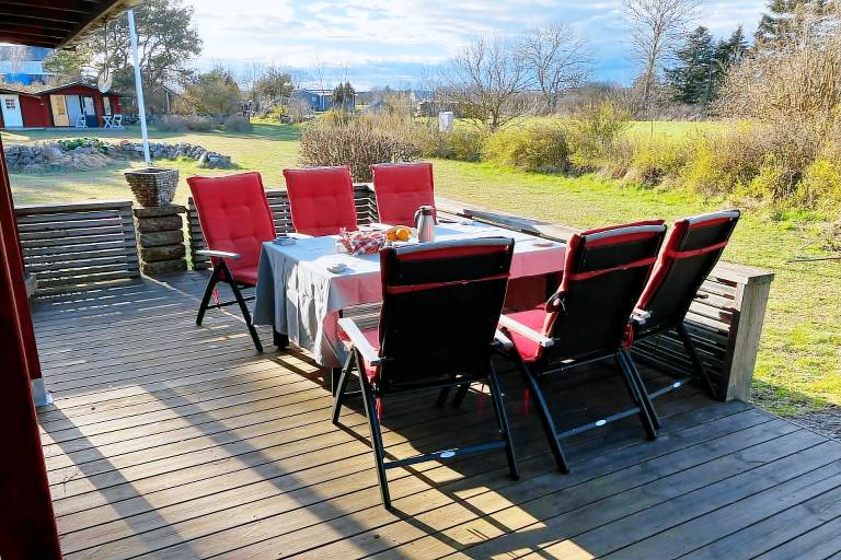 Vacation home with yard — photo 3