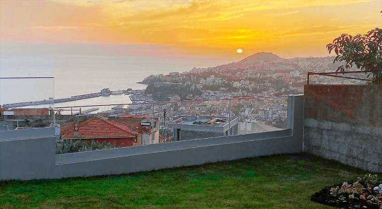Myrtus - House with sea view and garden in Funchal