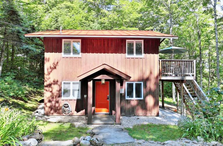 Cozy 3BR, 2-Story Retreat with Hot Tub, Pet Friendly, Deck, Grill, Fire Table, 5 min to Killington — photo 5