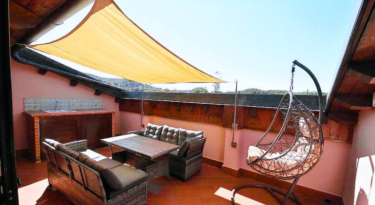 Apartment with yard & patio — photo 5