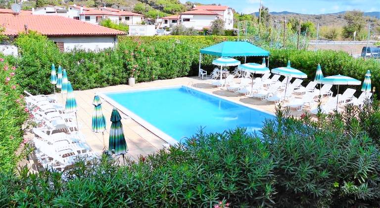 Serviced apartment with pool, garden & BBQ — photo 3