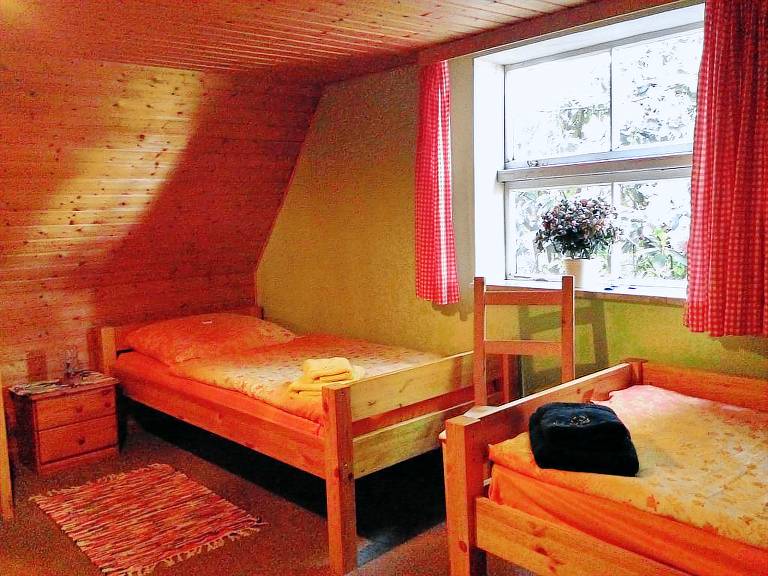 Child-friendly nice vacation home with BBQ, yard & patio | Pets allowed — photo 4