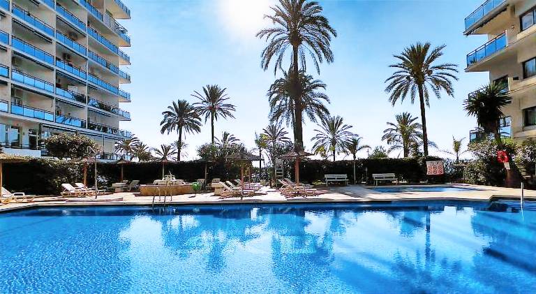 Holiday apartment with patio, pool & garden — photo 2