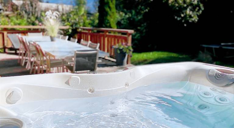 Chalet with hot tub — photo 5