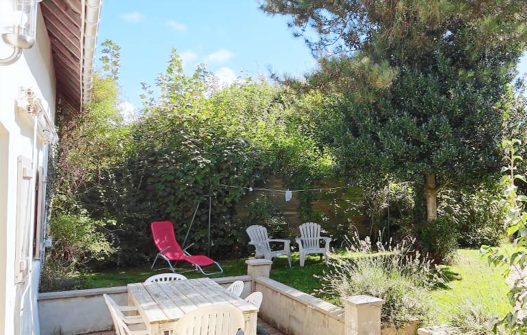 Gite with barbecue & yard | City view — photo 5