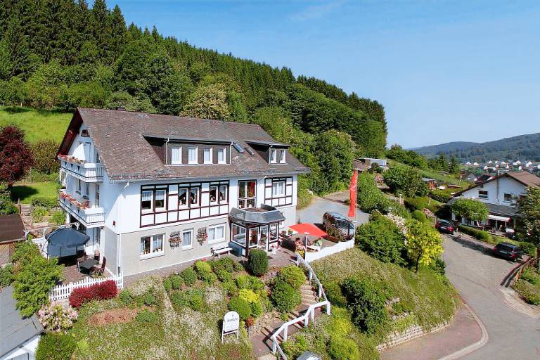 Vacation home with sauna, BBQ & patio in Winterberg