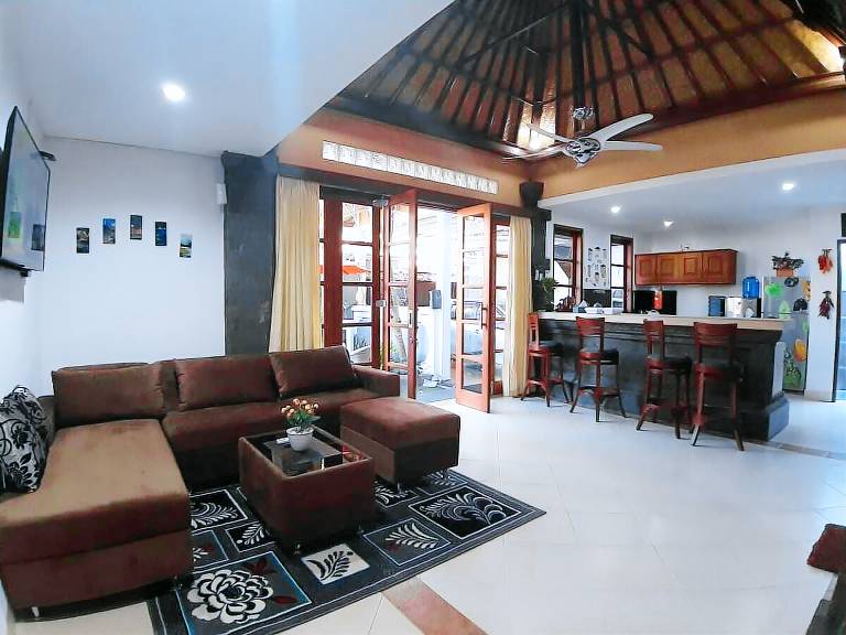 Villa with pool — photo 5