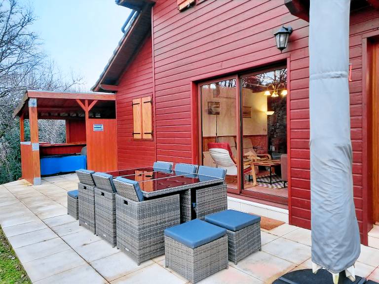 Fully equipped lovely chalet with grill, yard & pool | Pets allowed — photo 2