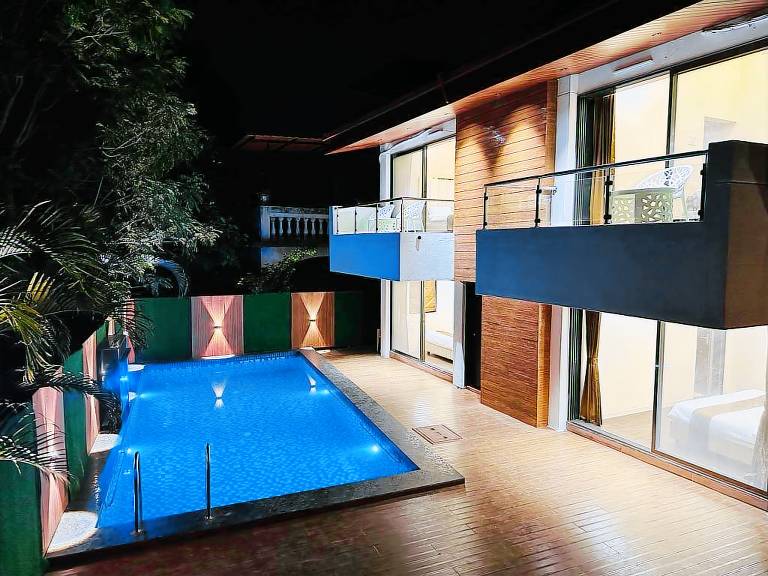Bungalow with pool, BBQ & yard — photo 3