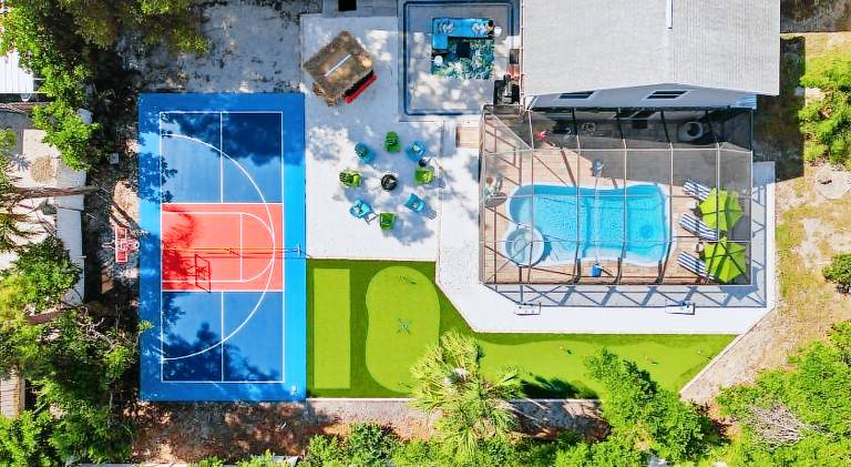 House with pool in Bradenton, FL