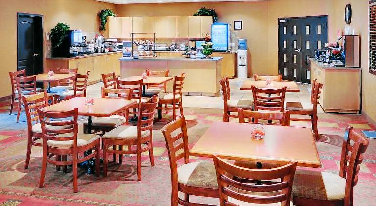 Pomeroy Inn and Suites Dawson Creek — photo 4