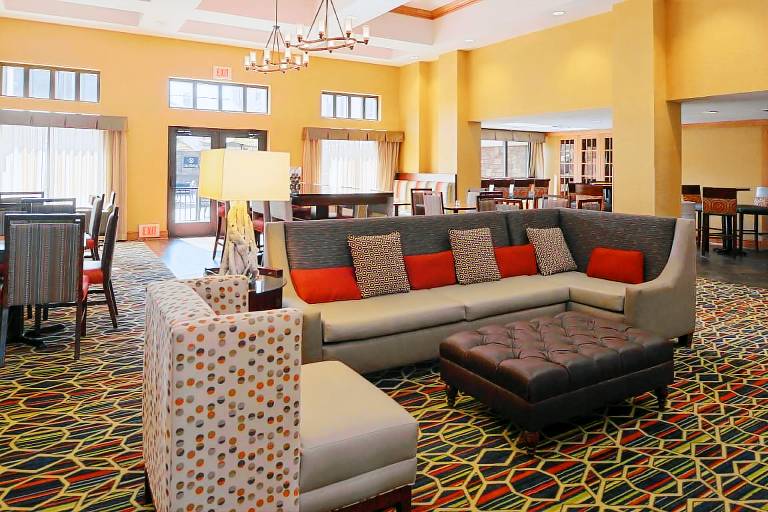 Hampton Inn & Suites Pueblo-Southgate — photo 3
