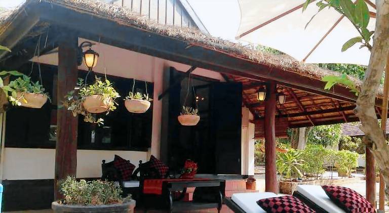 Bungalow with terrace, jacuzzi & yard — photo 5