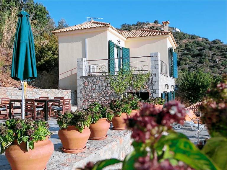 Fully equipped beautiful vacation home with barbecue, patio & yard | Nature view | Beach nearby | Pets are welcome — photo 2
