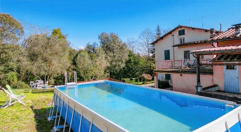 Vacation home with pool — photo 4