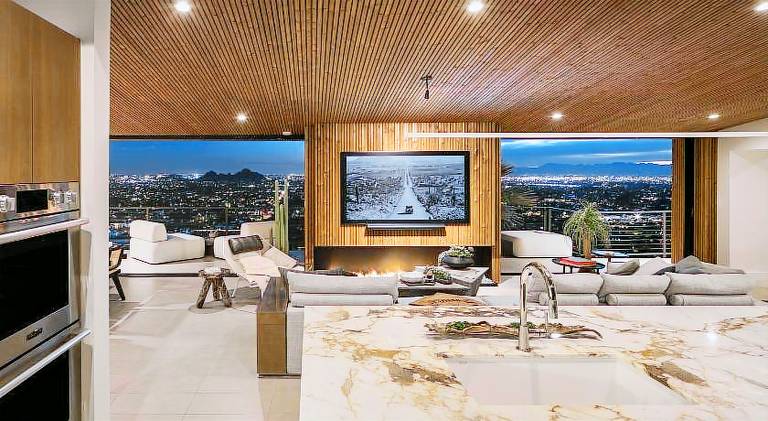 Fully equipped house with sauna, grill & hot tub | Perfect for remote work | Dogs allowed in Phoenix, AZ