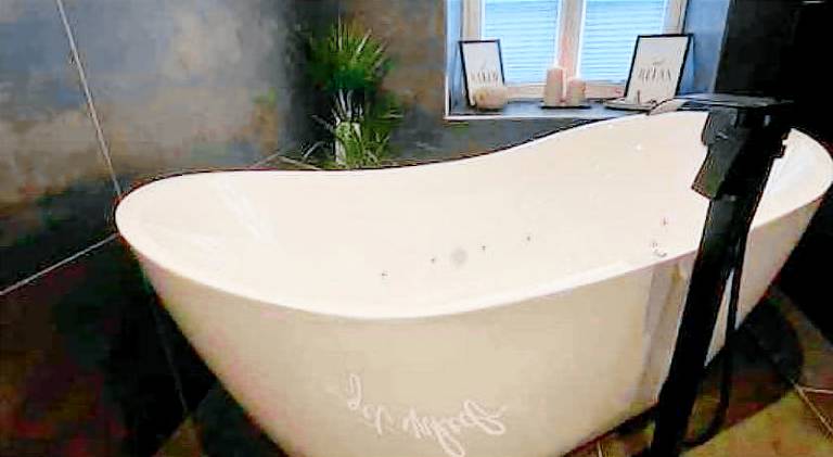 Rental apartment with hot tub — photo 5