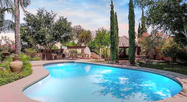 House with pool — photo 4