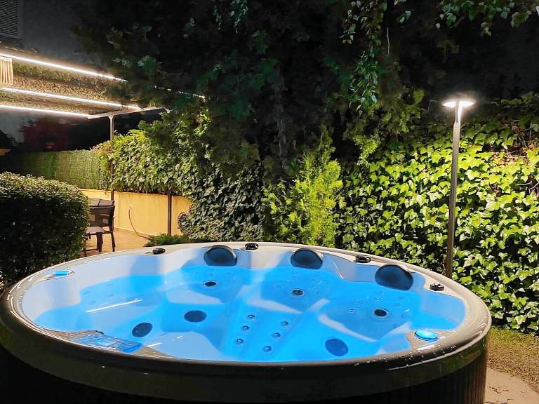 Modern Luxury House with Jacuzzi in the Garden in Madrid