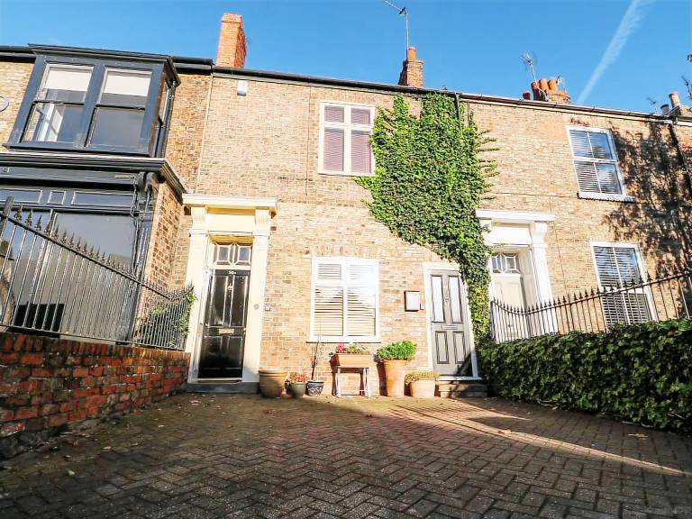 Cottage with garden | Near National Railway Museum | Beach view in York
