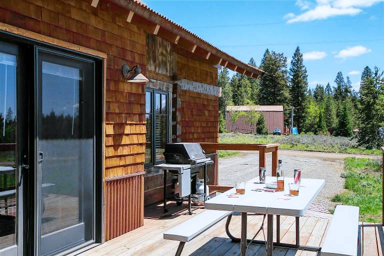 Cabin with barbeque & patio | Mountain view — photo 4