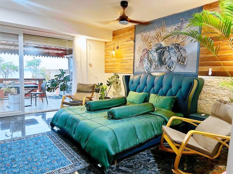 Vacation home with yard — photo 4