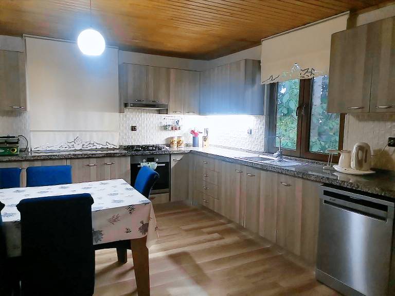 Fully equipped vacation home with grill & yard | Beach nearby | Perfect for remote work | Dogs allowed — photo 4