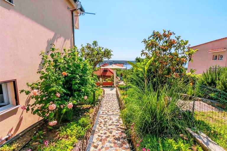 Holiday apartment with patio, barbecue & jacuzzi | Sea view | Pets allowed — photo 3