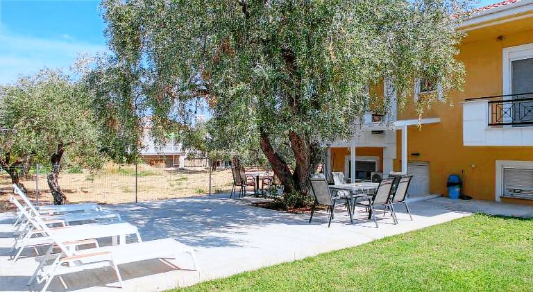Apartment with yard & patio — photo 5