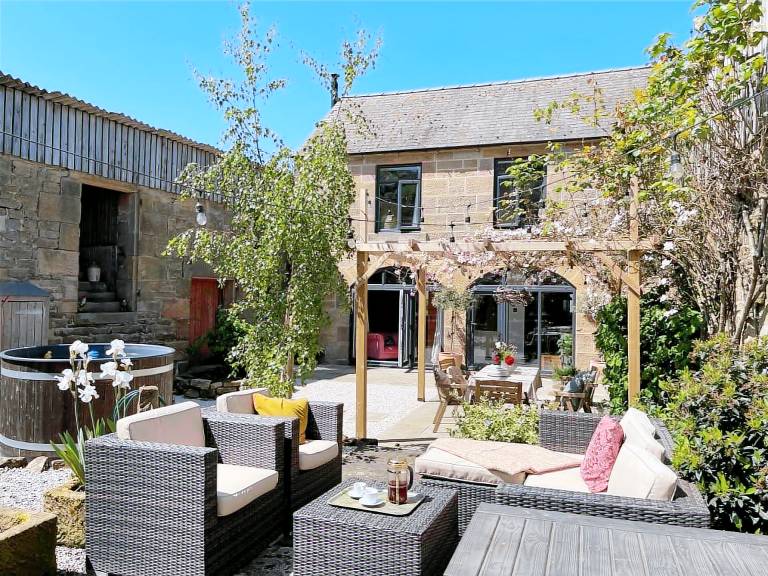 Cottage with hot tub & yard | Pet-friendly in Derby