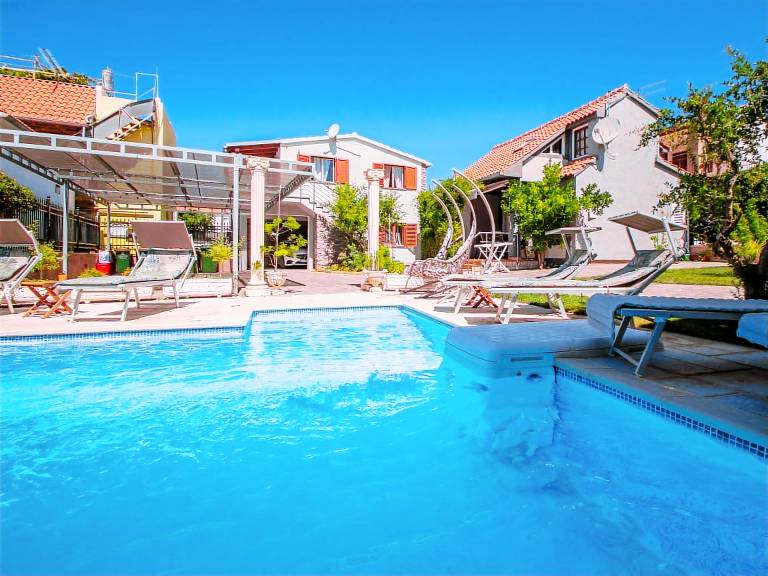 Holiday apartment with pool, patio & grill | Pet-friendly — photo 5