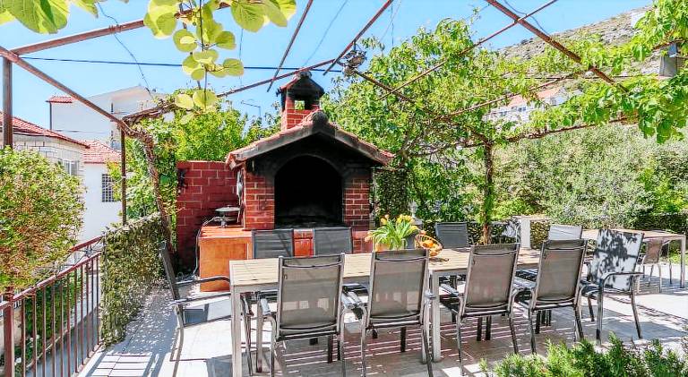 Apartment with yard, patio & barbeque — photo 4