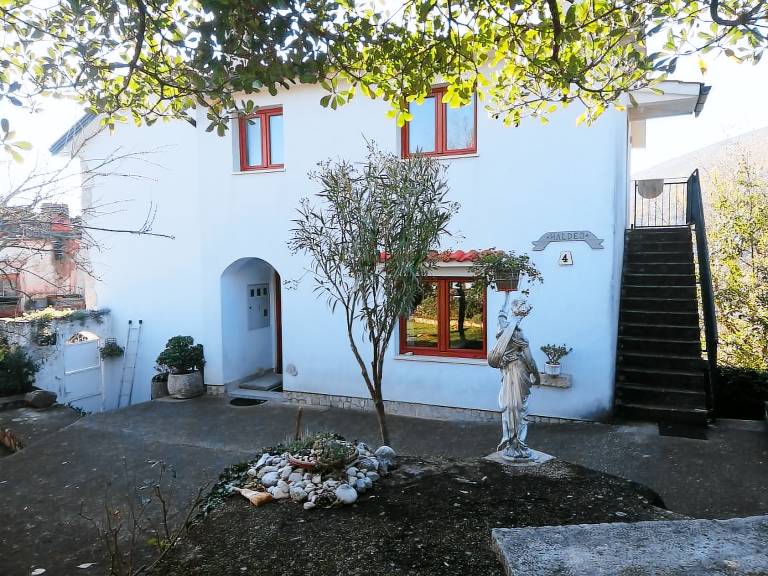 Apartment with grill, yard & patio in Moscenicka Draga