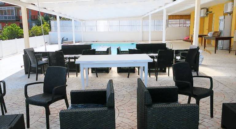 Serviced apartment with terrace, garden & pool — photo 4