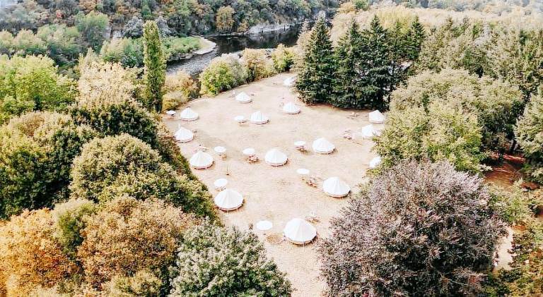 Tent with terrace & garden in Lacave