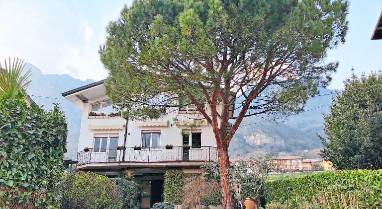 Holiday apartment with 2 rooms for 4 persons in Malgrate