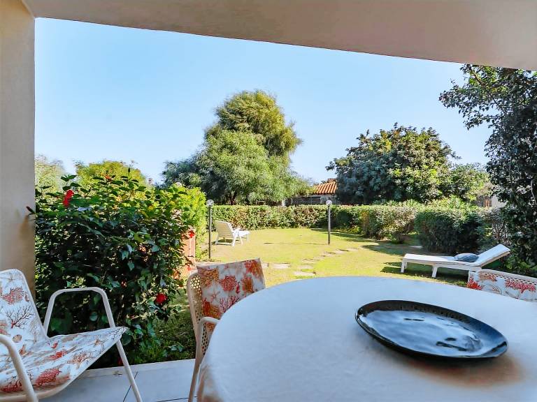 House with barbecue, yard & patio — photo 2