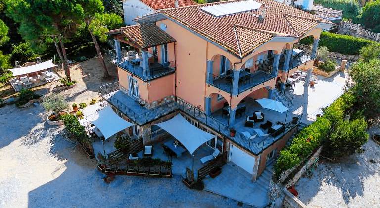 Lovely rental apartment with terrace, garden & BBQ | Next to the beach | Pets allowed in Capoliveri