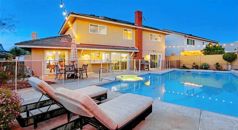Vacation home with hot tub — photo 3