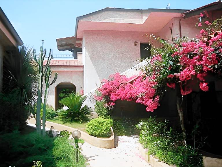 Serviced apartment with garden, pool & terrace in Zambrone