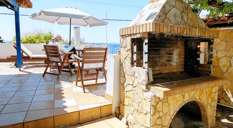 Rental apartment with terrace, yard & barbeque — photo 3