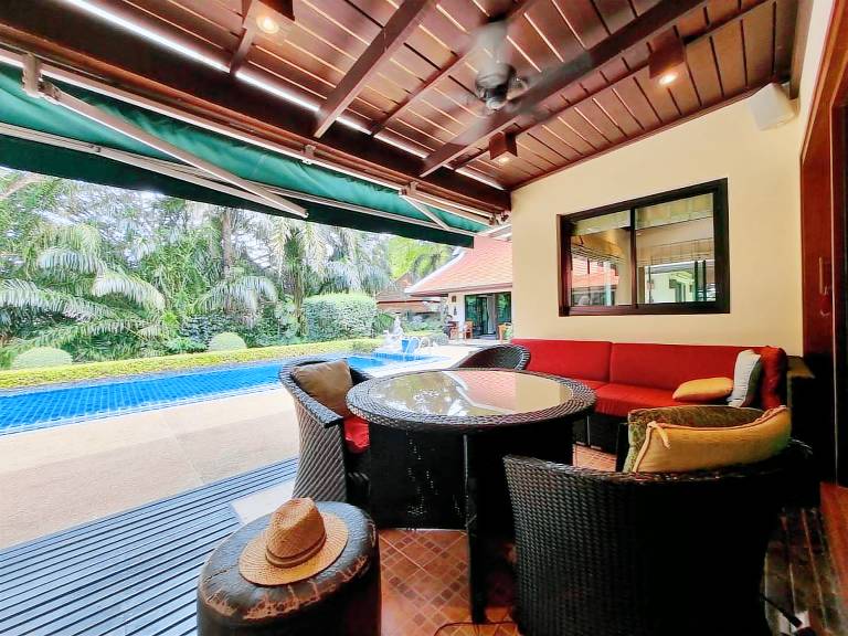 Villa with pool — photo 4