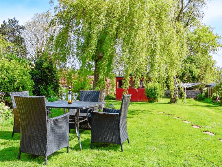 Cottage with yard | River view in Whitby
