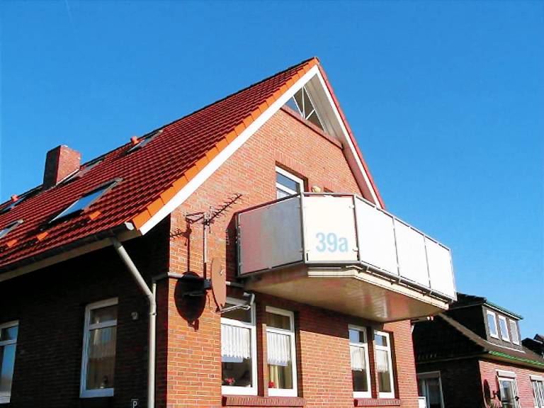 Ihre kleine Auszeit an der Nordsee: modern eingerichtete Wohnung mit Wohnbereich, Küchenzeile, Doppelbett-Schlafzimmer, Dusche/WC und Freisitz vor der Tür. Haustiere sind hier willkommen! — photo 2
