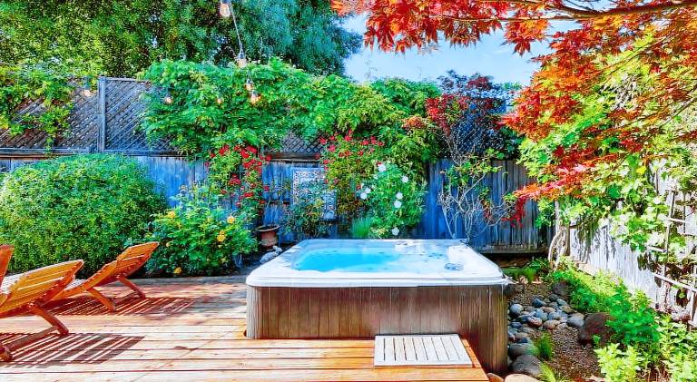 House with hot tub — photo 4