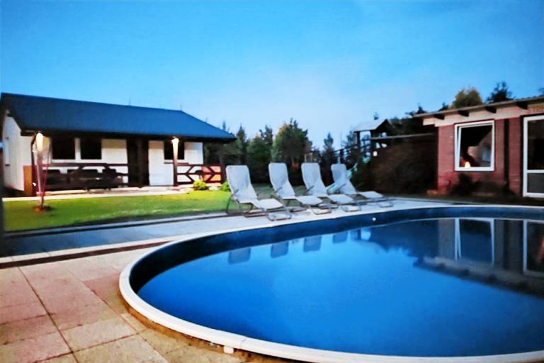 House with barbeque, pool & patio in Rewal