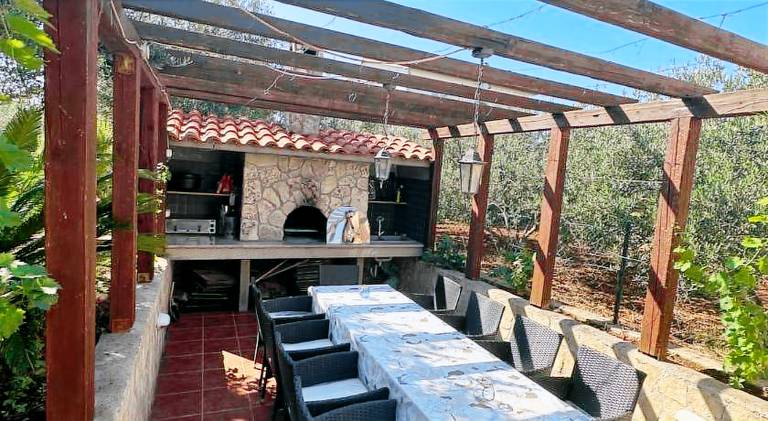 Holiday apartment with terrace, barbeque & yard — photo 4
