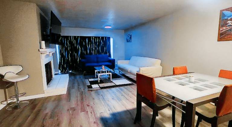Spacious rental apartment with hot tub & pool | Pet-friendly — photo 5
